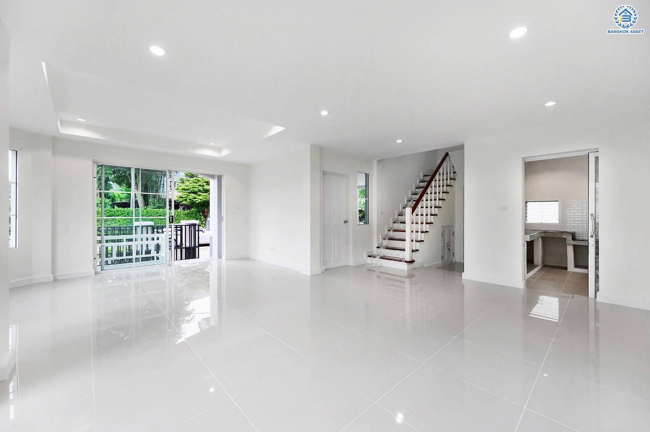 บ้านมือสองตกแต่งใหม่ แบรนด์ LH โครงการ มัณฑนา เพชรเกษม81 พร้อมรองรับทุกความสุข บนเนื้อที่ 54.4 ตร.ว. พื้นที่ใช้สอยกว่า 123.84 ตร.ม. พร้อมฟังก์ชัน 3 ห้องนอน 3 ห้องน้ำ จอดรถได้ 2 คัน บนทำเลเชื่อมต่อสู่ ถ.เพชรเกษม, ถ.พุทธมณฑลสาย4 ใกล้เดอะมอลล์ บางแค และม.มหิดล...